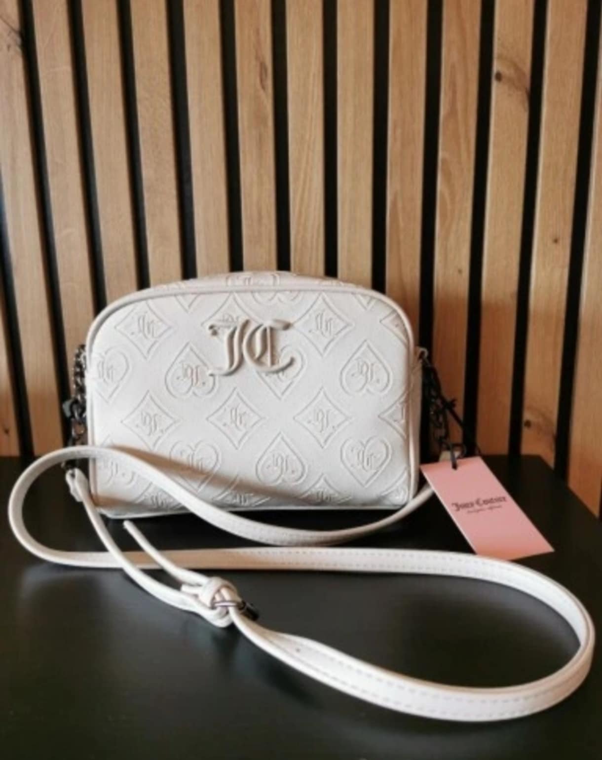 Bolso cruzado blanco Juicy Couture.