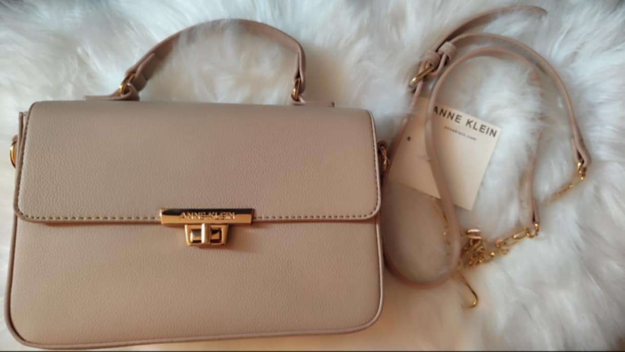 Bolso de cuero beige Anne Klein.