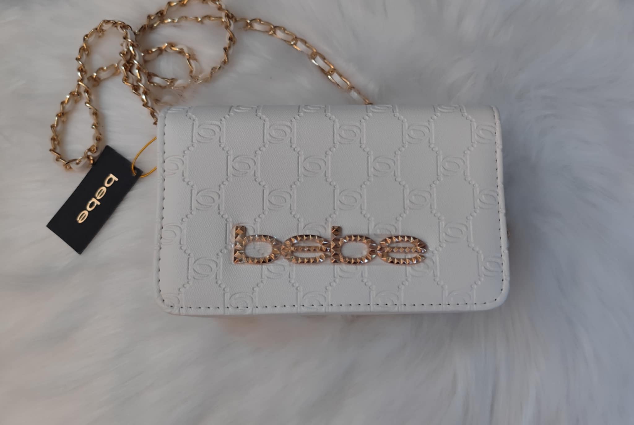 Bolso Bebe blanco acolchado con cadena.
