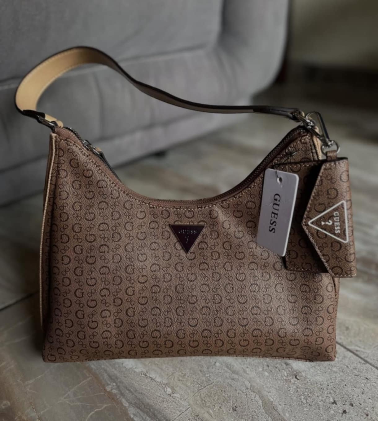 Bolso de hombro GUESS Monogram.