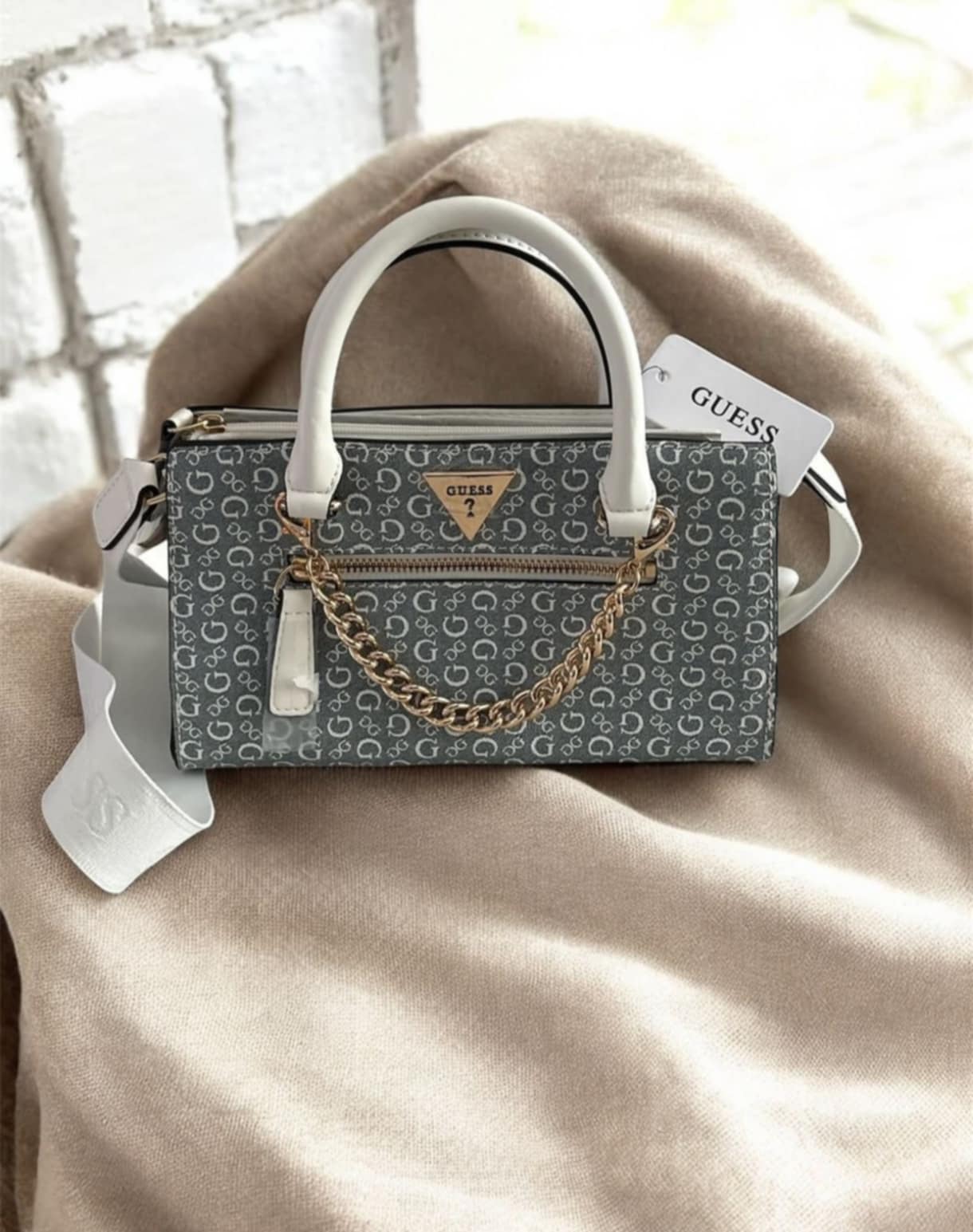 Bolso Guess con monograma.