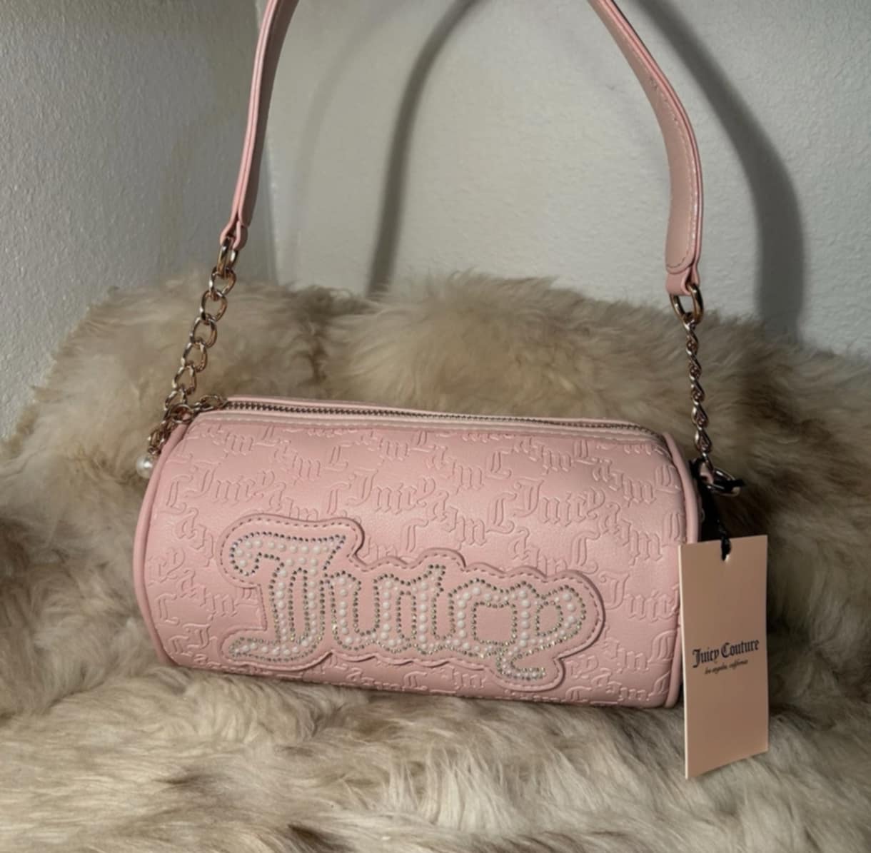 Bolso tipo barril Juicy Couture en color rosa.