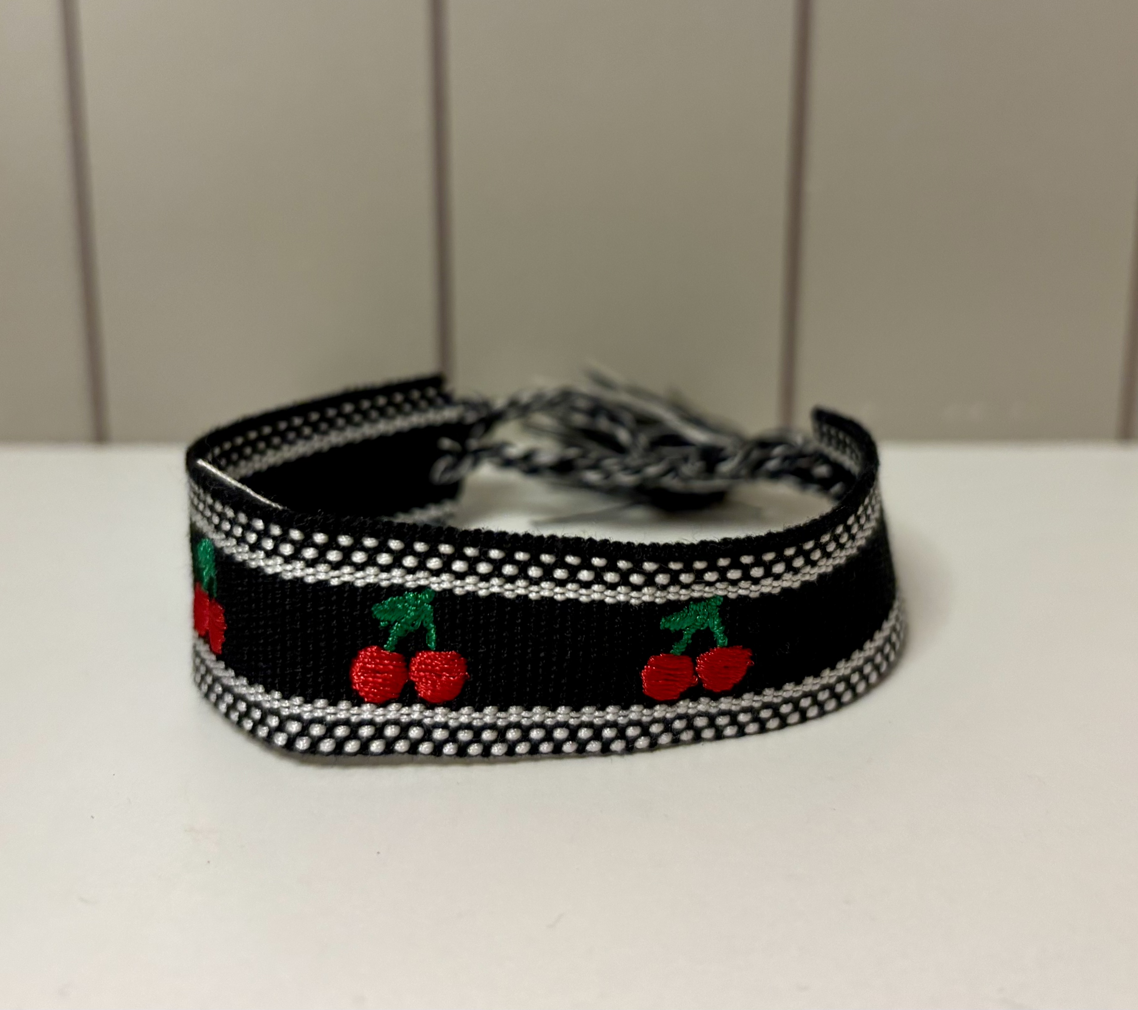 Bracelet brodé cerises Jane