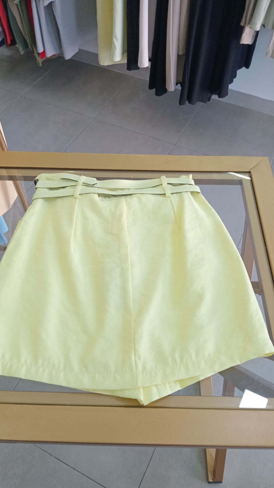 Shorts saia amarelo claro