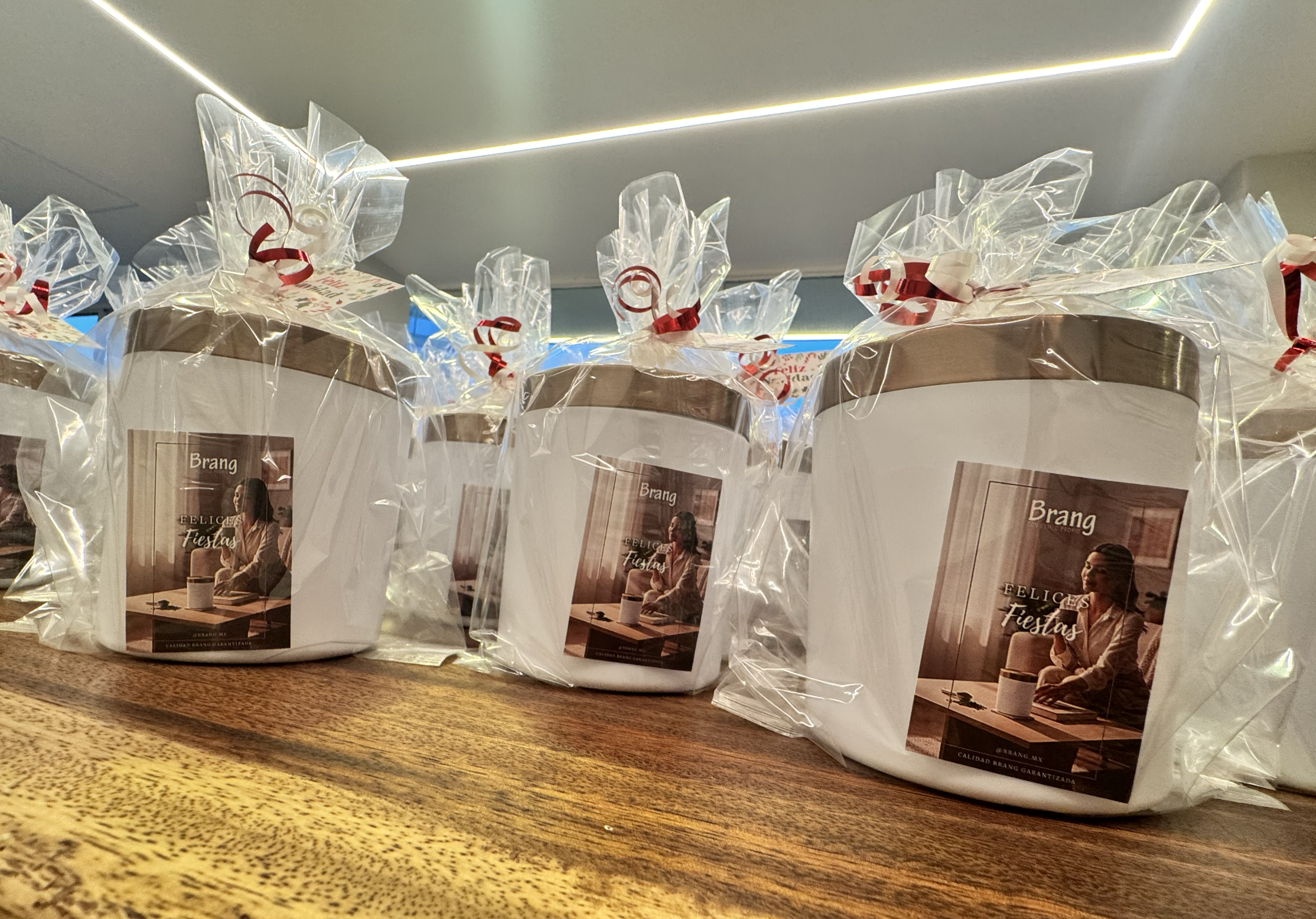 Frasco relleno de chocolate envuelto.