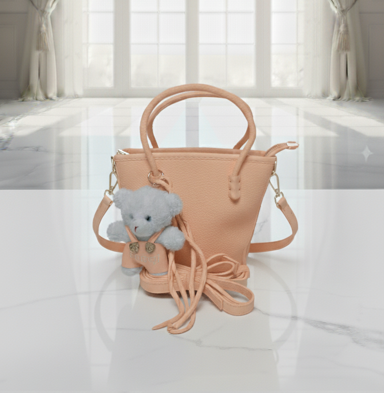 COD: 079 Bolso negro con llavero de oso de peluche