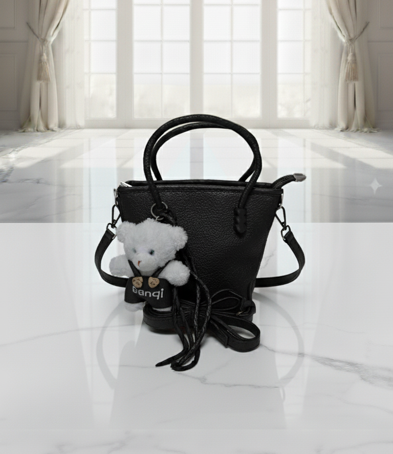 COD: 079 Bolso negro con llavero de oso de peluche