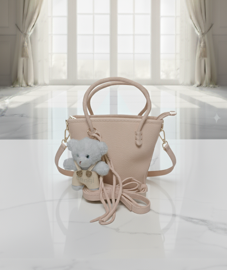 COD: 079 Bolso negro con llavero de oso de peluche