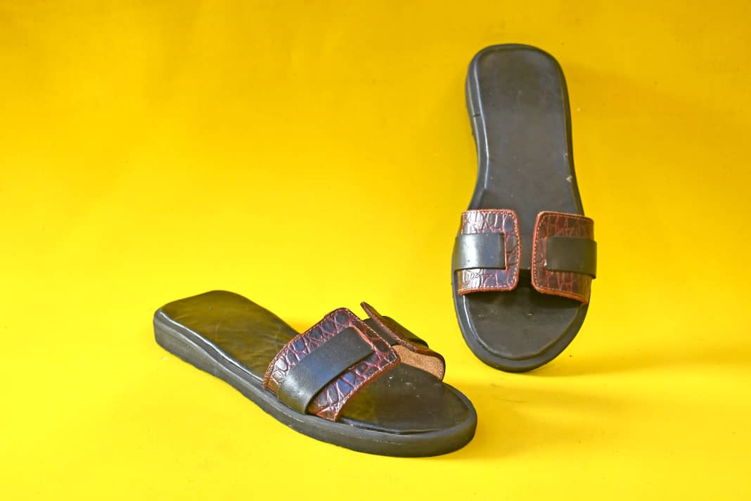 Sandales en cuir noir femme