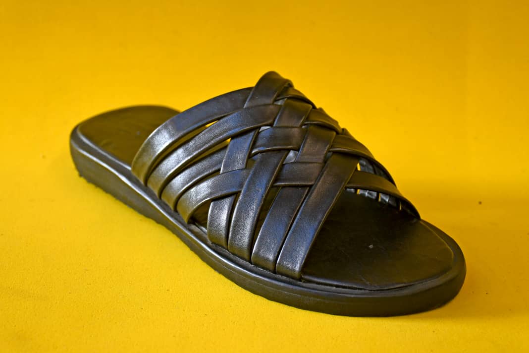 Sandale tressée noire homme