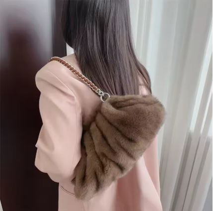Fashion Faux Mink Fur Ruched Clutch Bag for Women Soft Plush Shoulder Bags Clip Shell Handbags Autumn and Winter Fluffy bag 2025