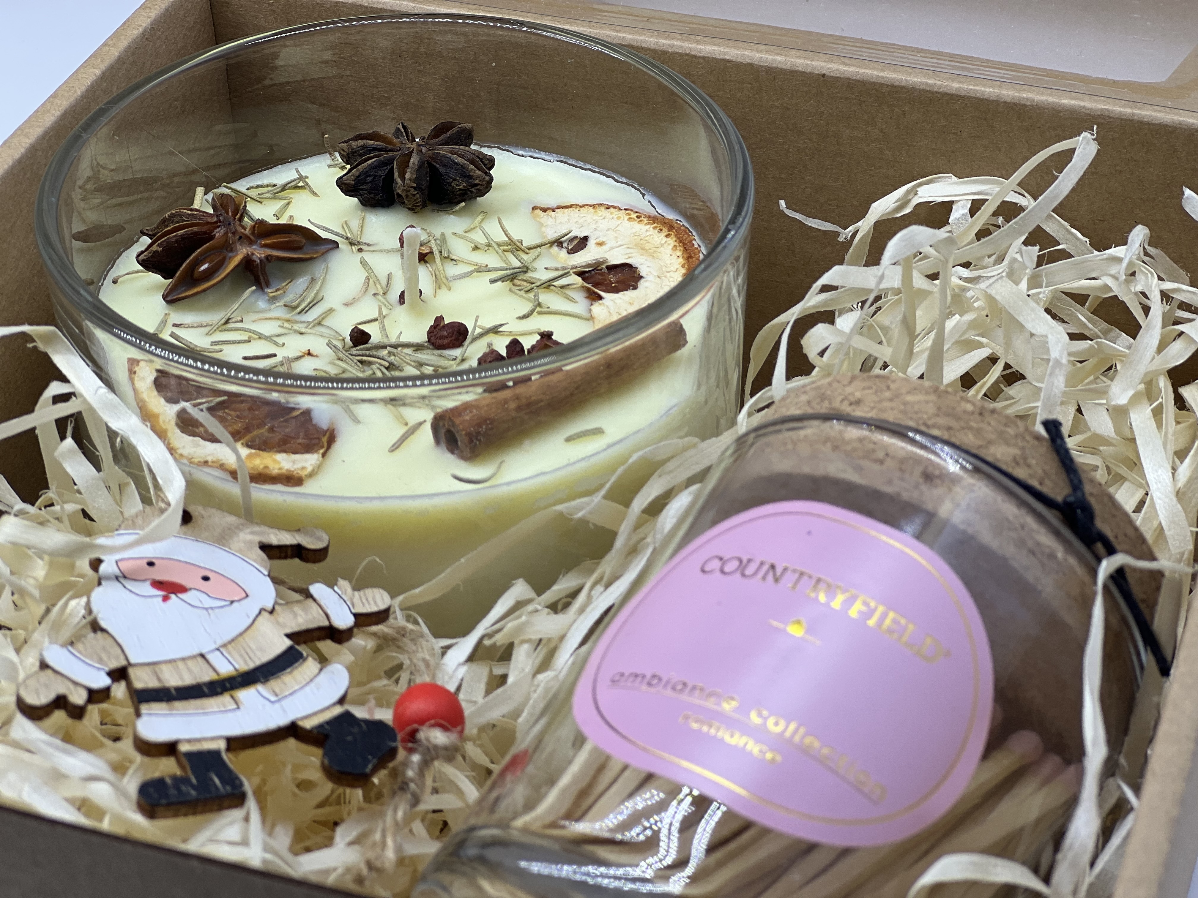 Kalėdinis rinkinys su Kalėdomis kvepiančia žvake