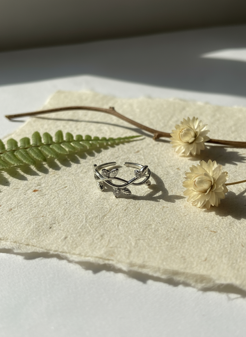 Elegant Leaf Motif Silver Ring