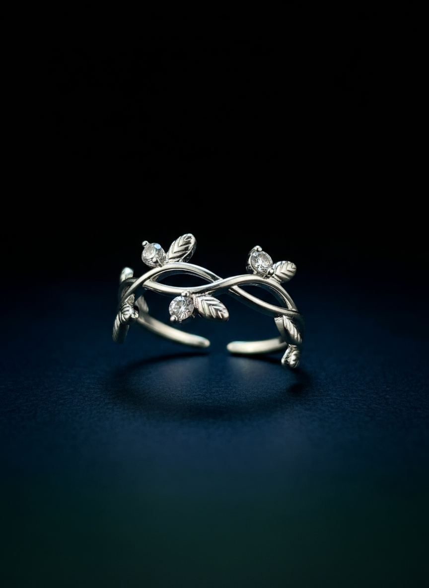 Elegant Leaf Motif Silver Ring