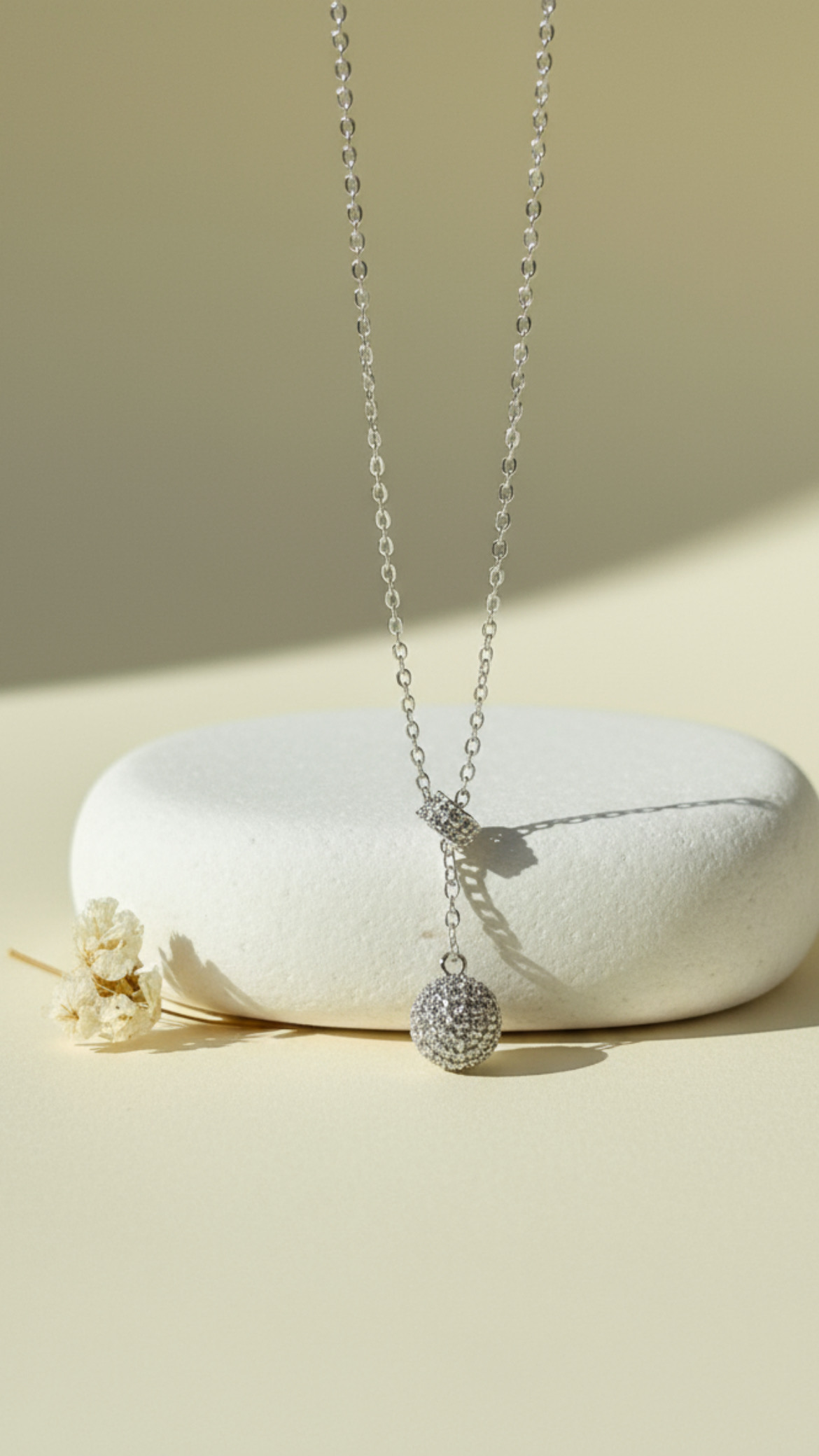 Elegant silver pendant necklace