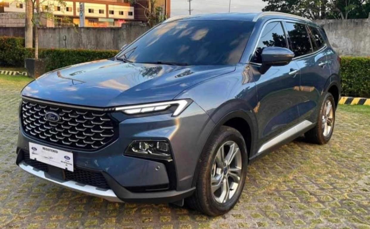 Dark blue SUV Ford Territory