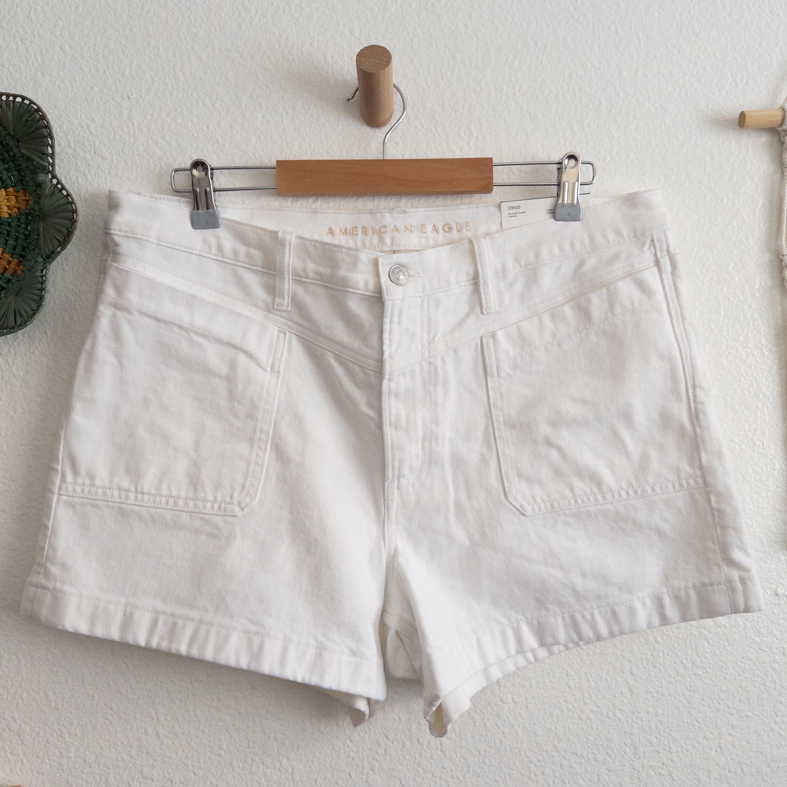 American Eagle White Strigid Relaxed Short Size 14 32W NWT