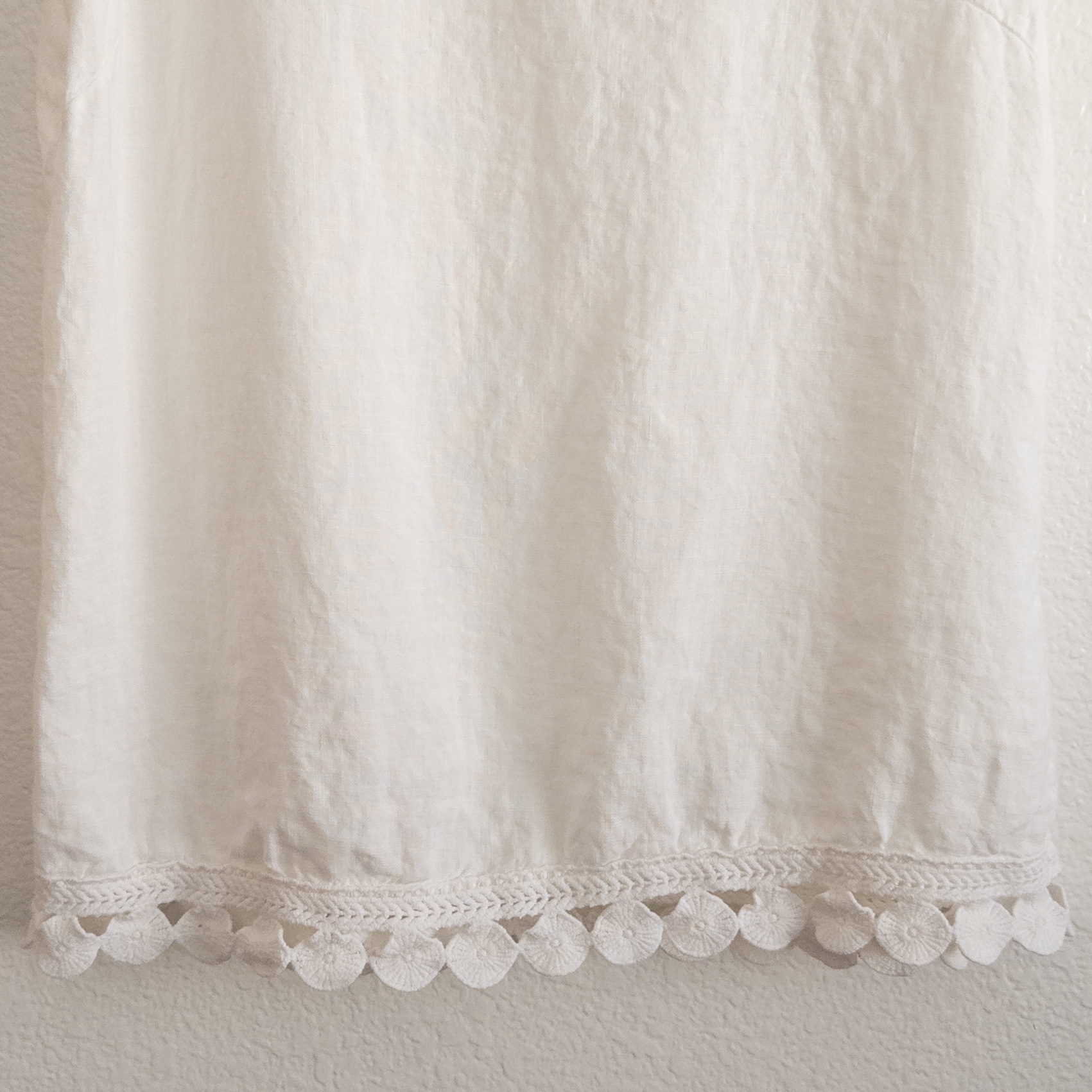 White Linen Tank Top with Embroidered Lace Trim Size Large 