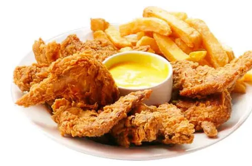 Alitas broster con papas fritas