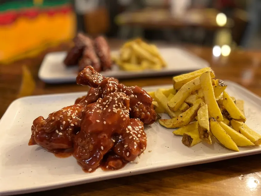 Alitas BBQ con papas fritas