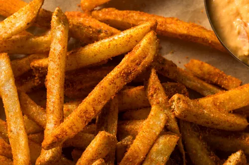 Porción de papas fritas picantes