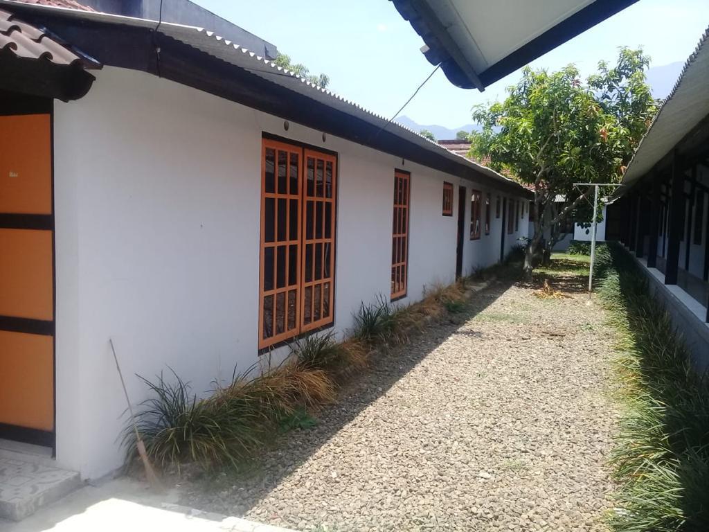 Rumah SUPER BESAR dengan Kost Kosan 40 kamar cocok untuk Investasi