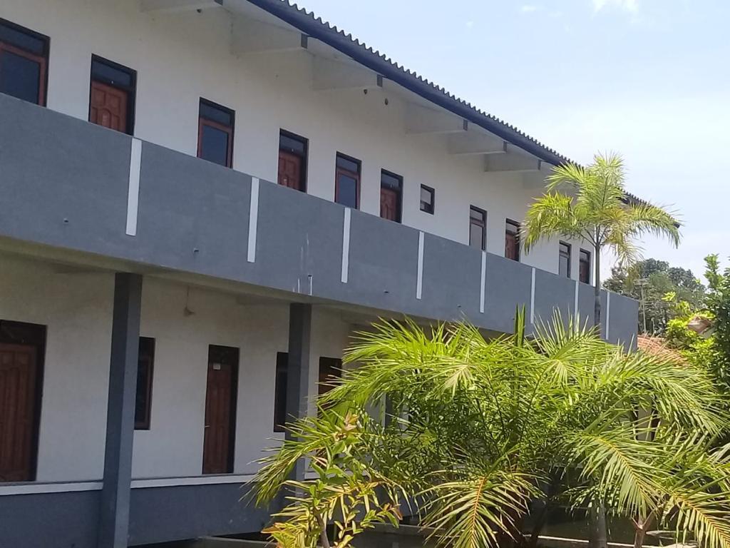 Rumah SUPER BESAR dengan Kost Kosan 40 kamar cocok untuk Investasi