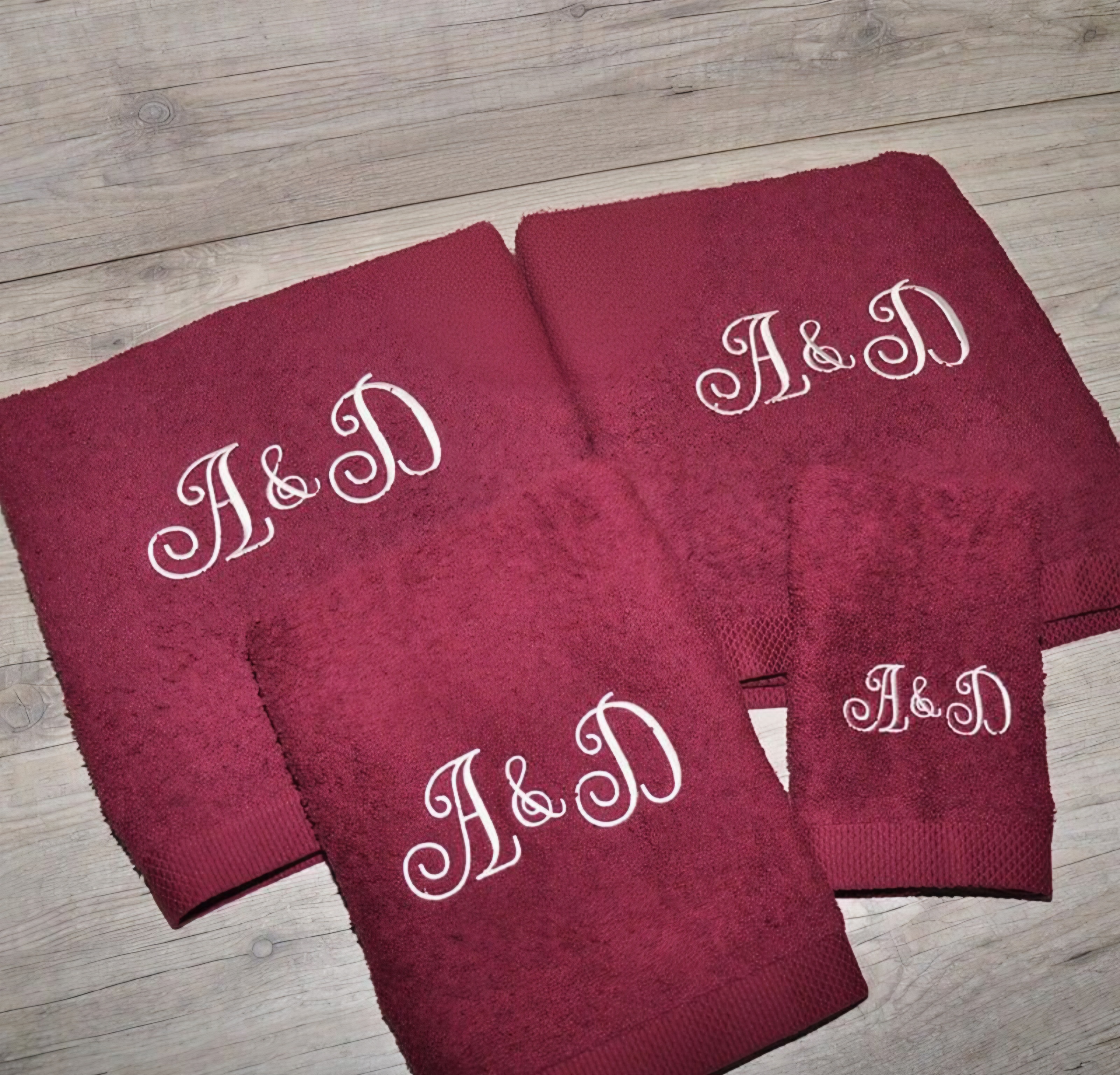 Toalla con iniciales bordadas