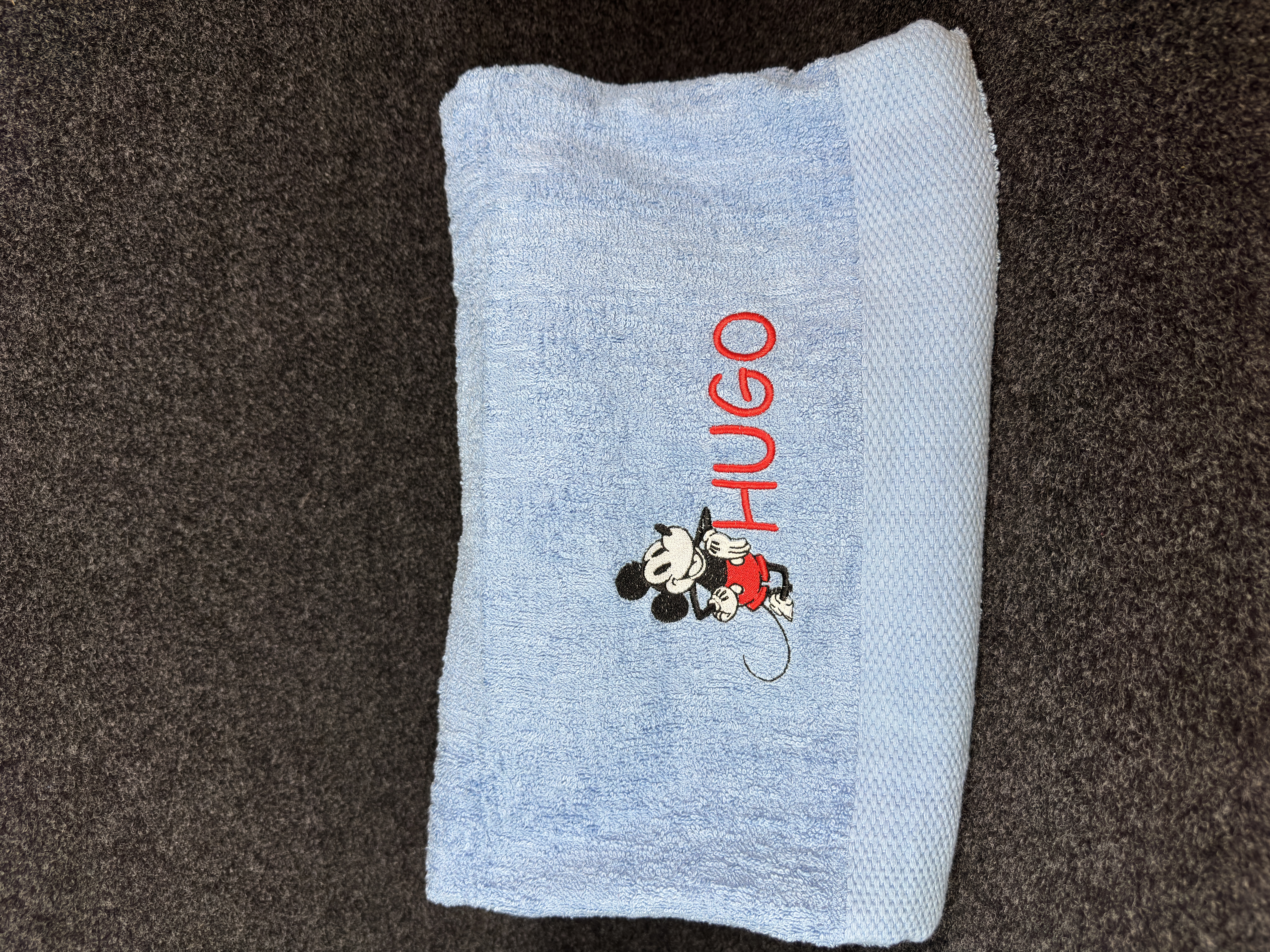 Toalla con iniciales+ dibujo bordado