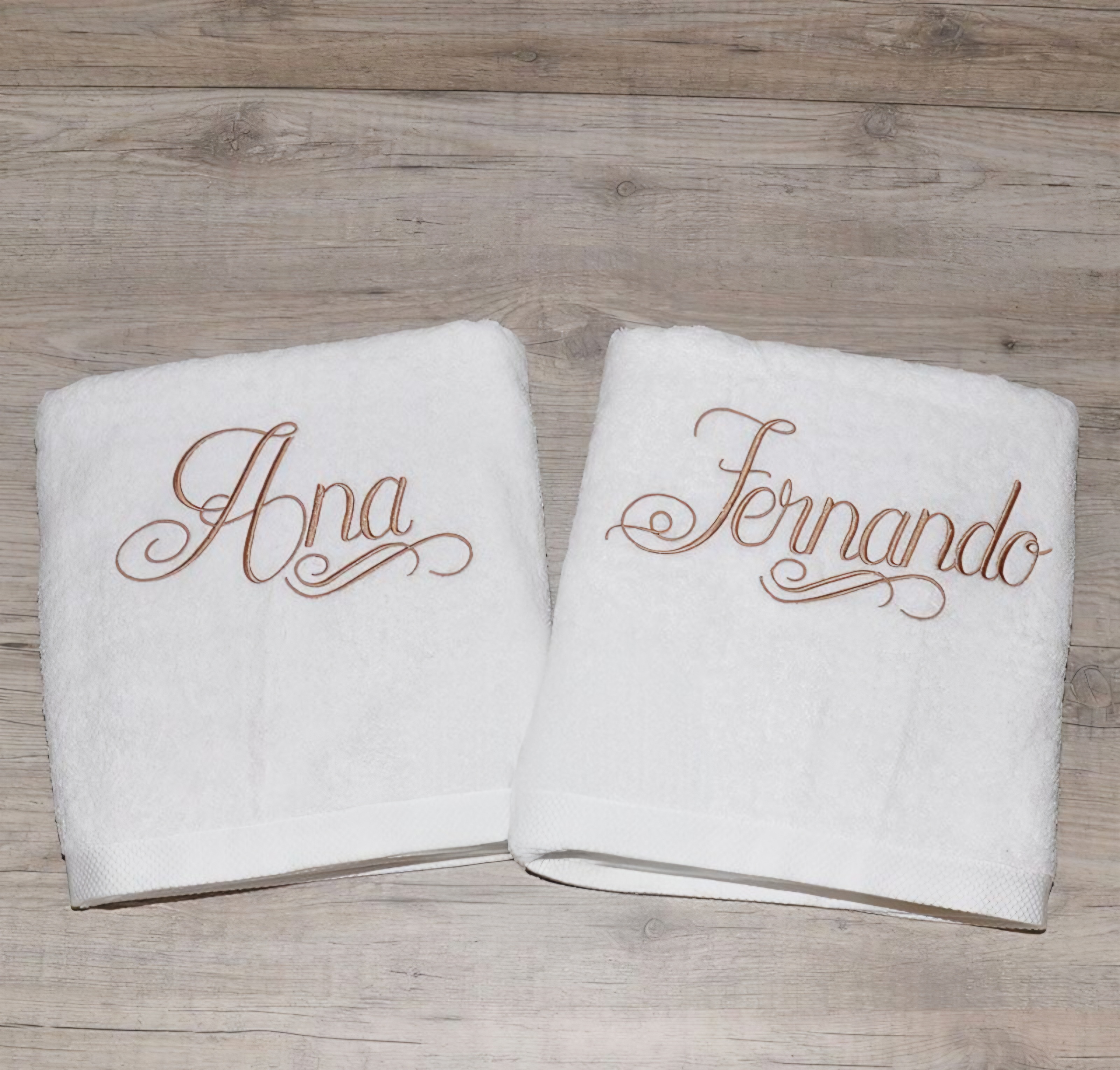 Toalla con iniciales bordadas 