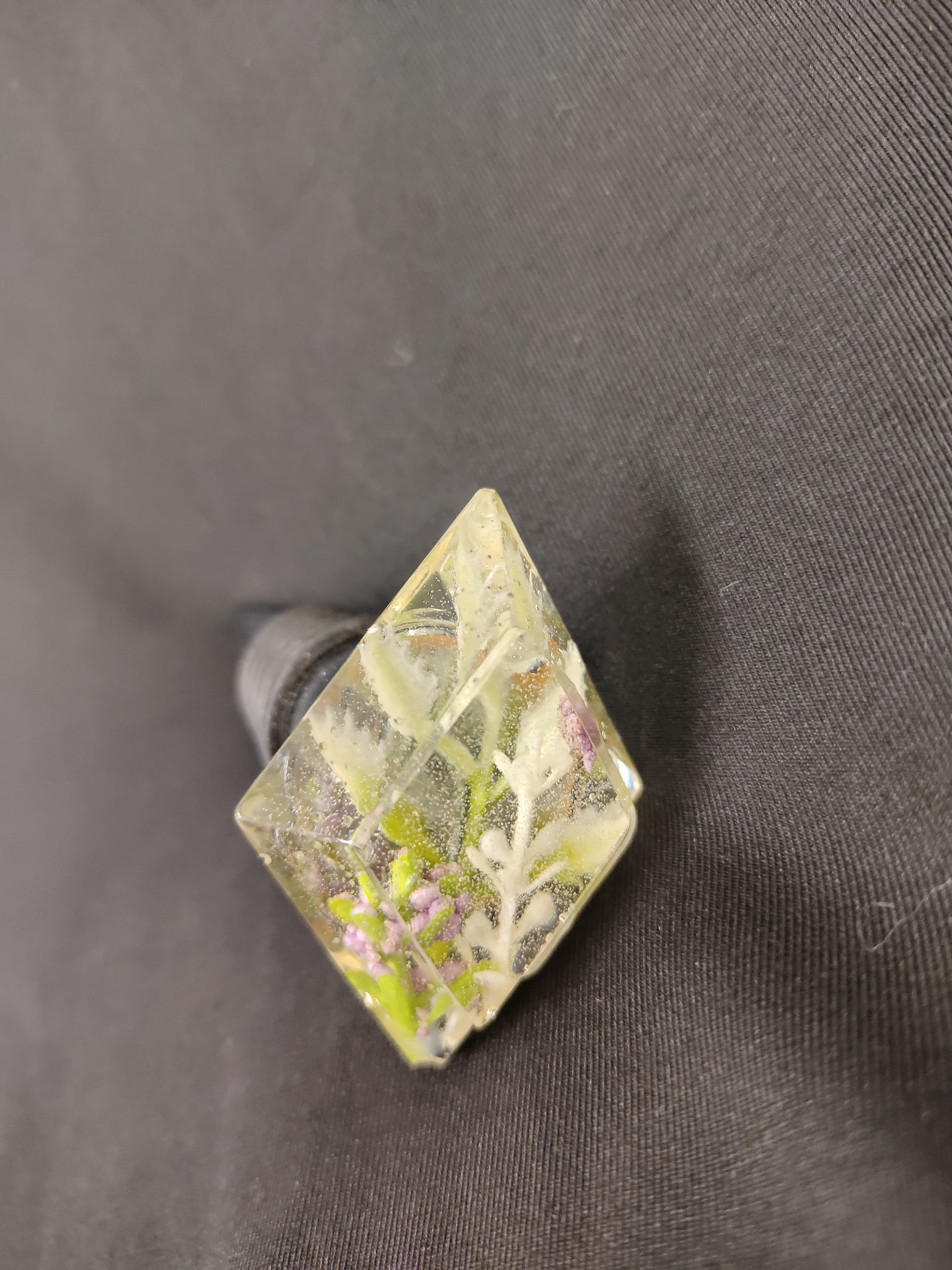 Wine Bottle Stopper Diamond-Shaped with Floral Accents in Resin