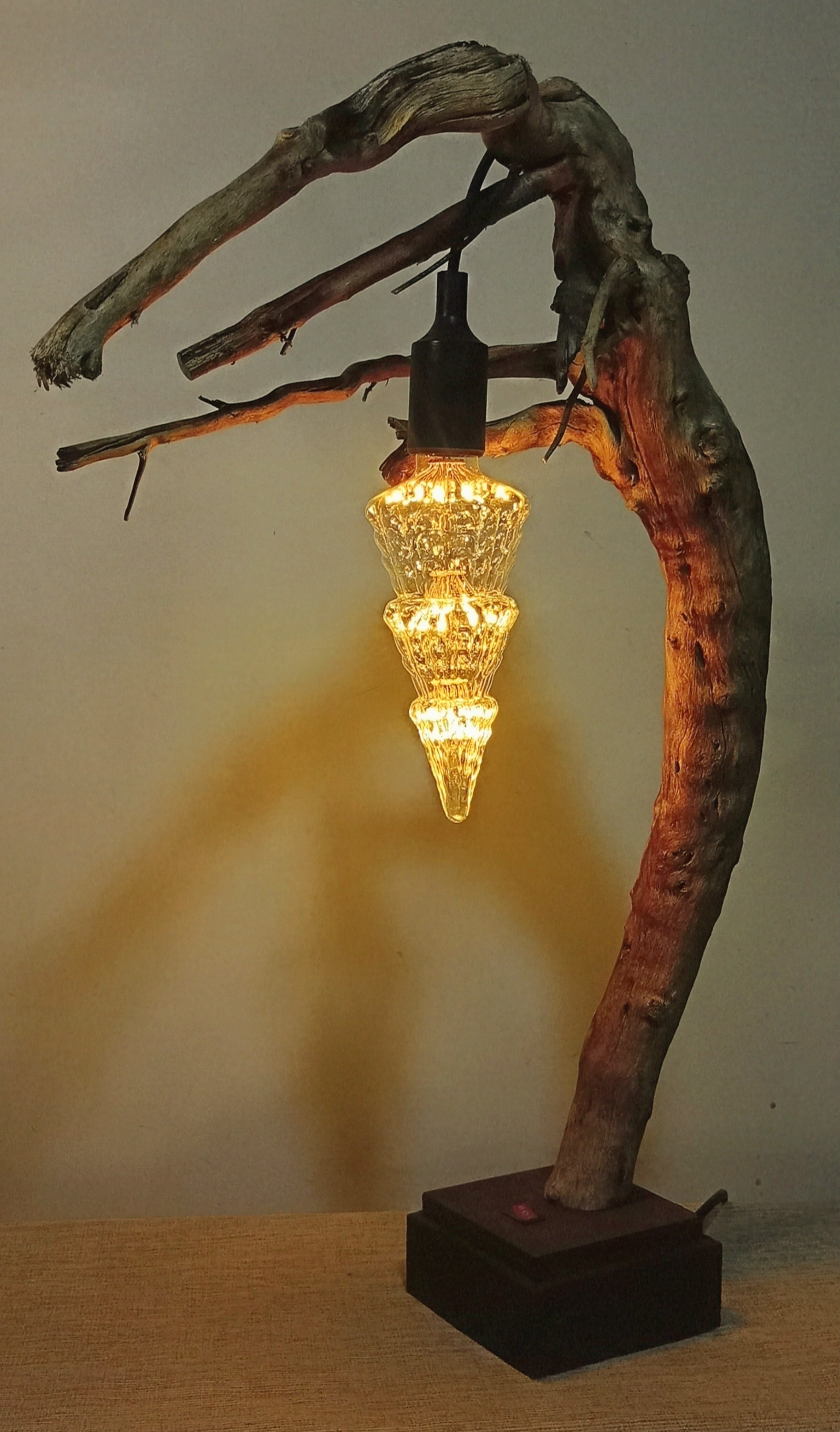 Lámpara de mesa rústica de madera flotante