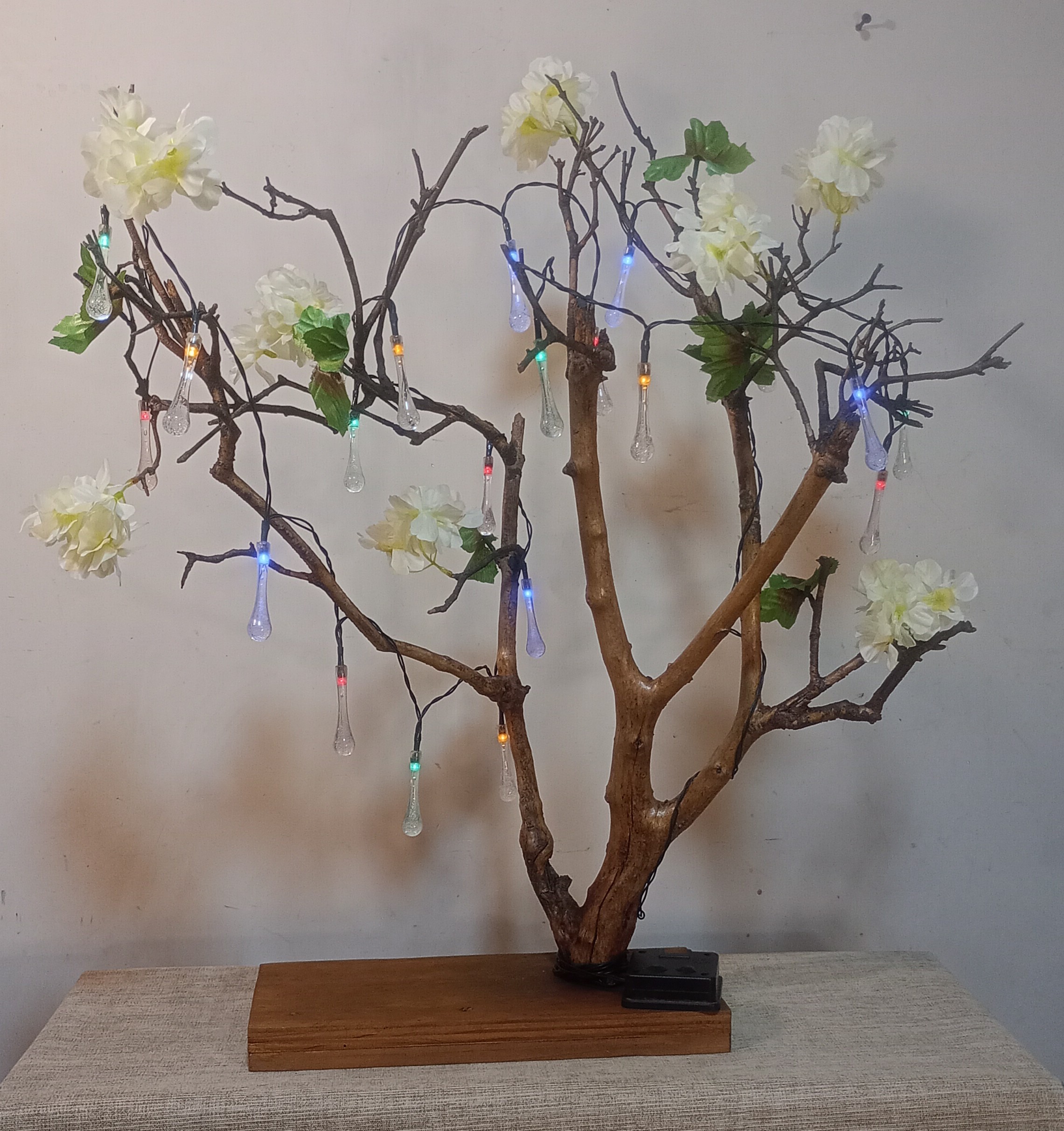 Centro de mesa con árbol decorativo en flor artificial
