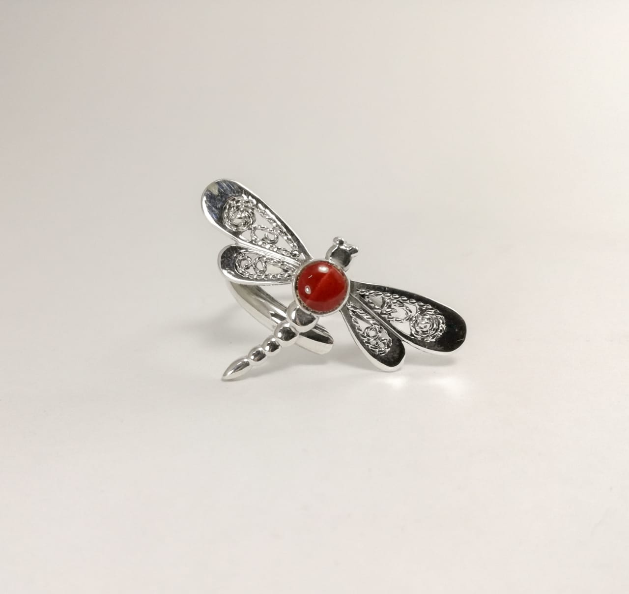 Anillo de libélula plateado