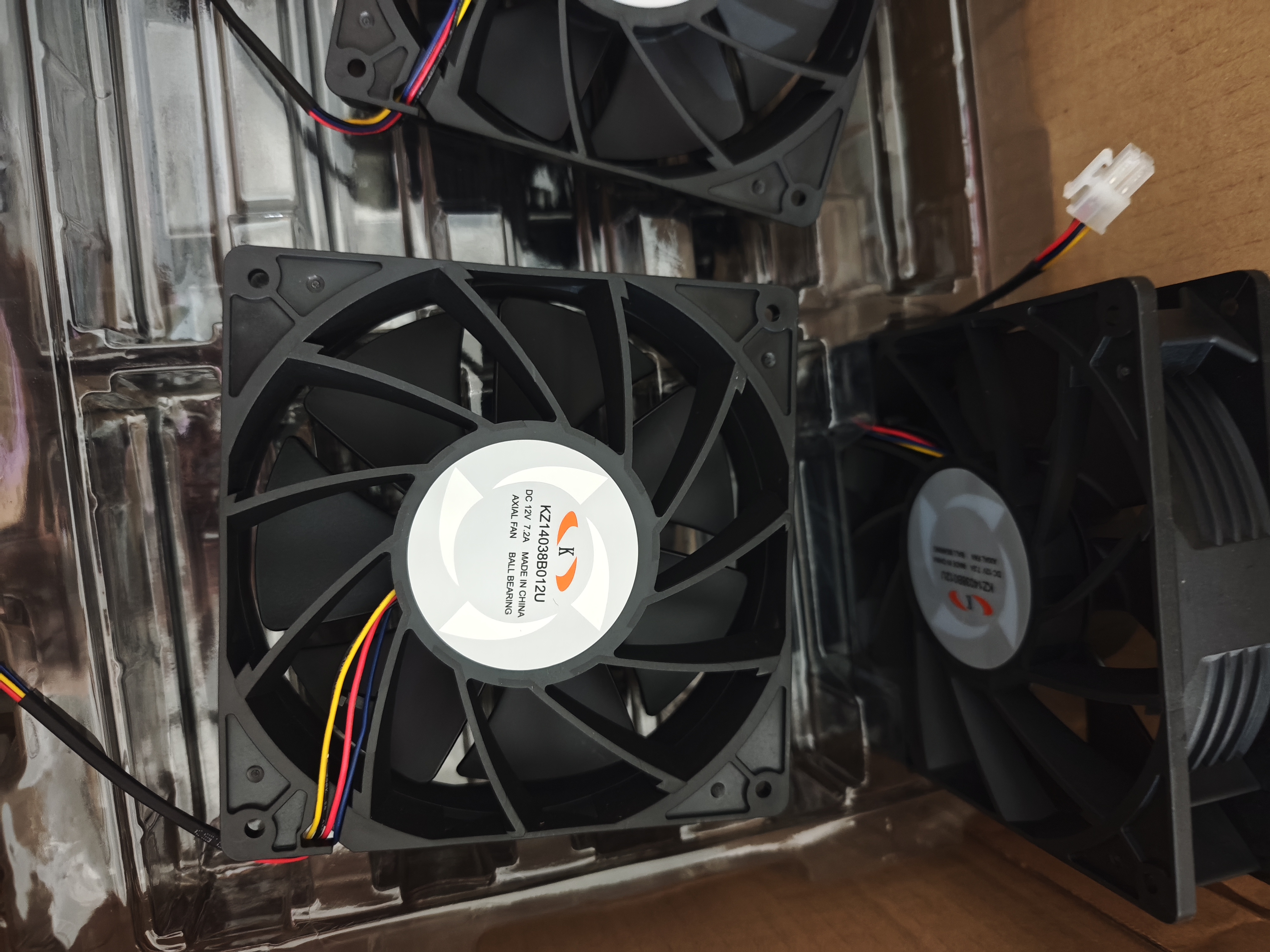 WhatsMiner Fan KZ14038B012U 12V 7.2A
