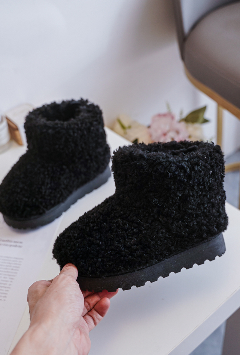 Zwarte pluizige winterlaarzen