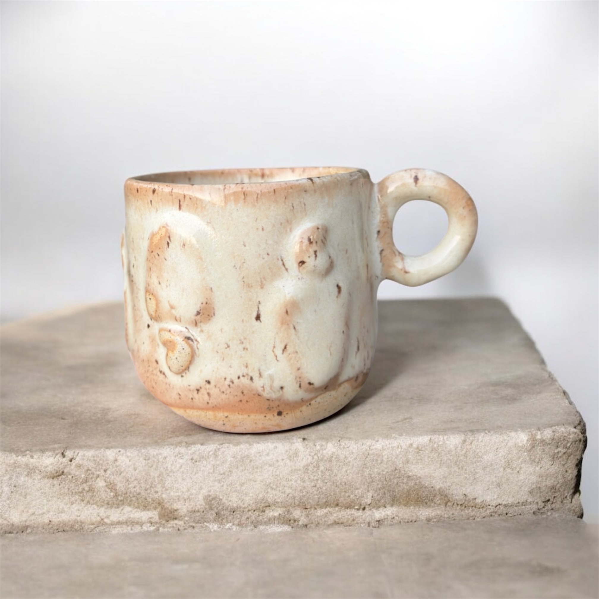 Caneca de cerâmica artesanal Caju Branca