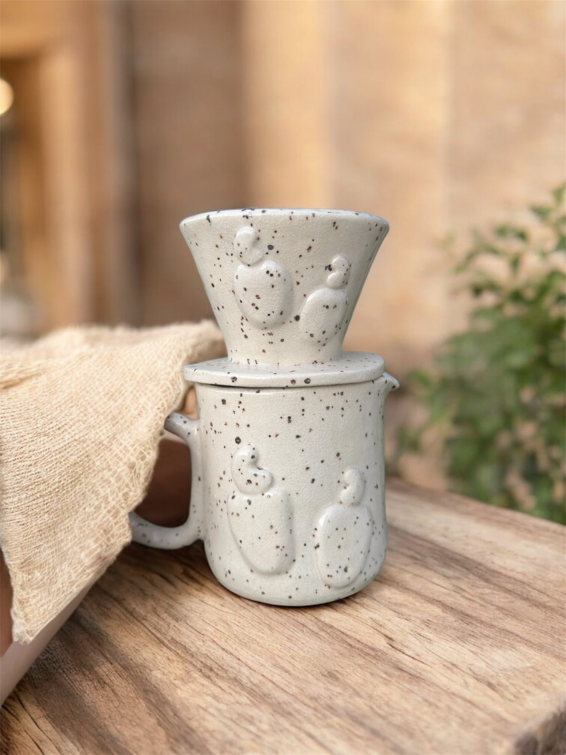 Conjunto Coador de cerâmica artesanal para café caju branco