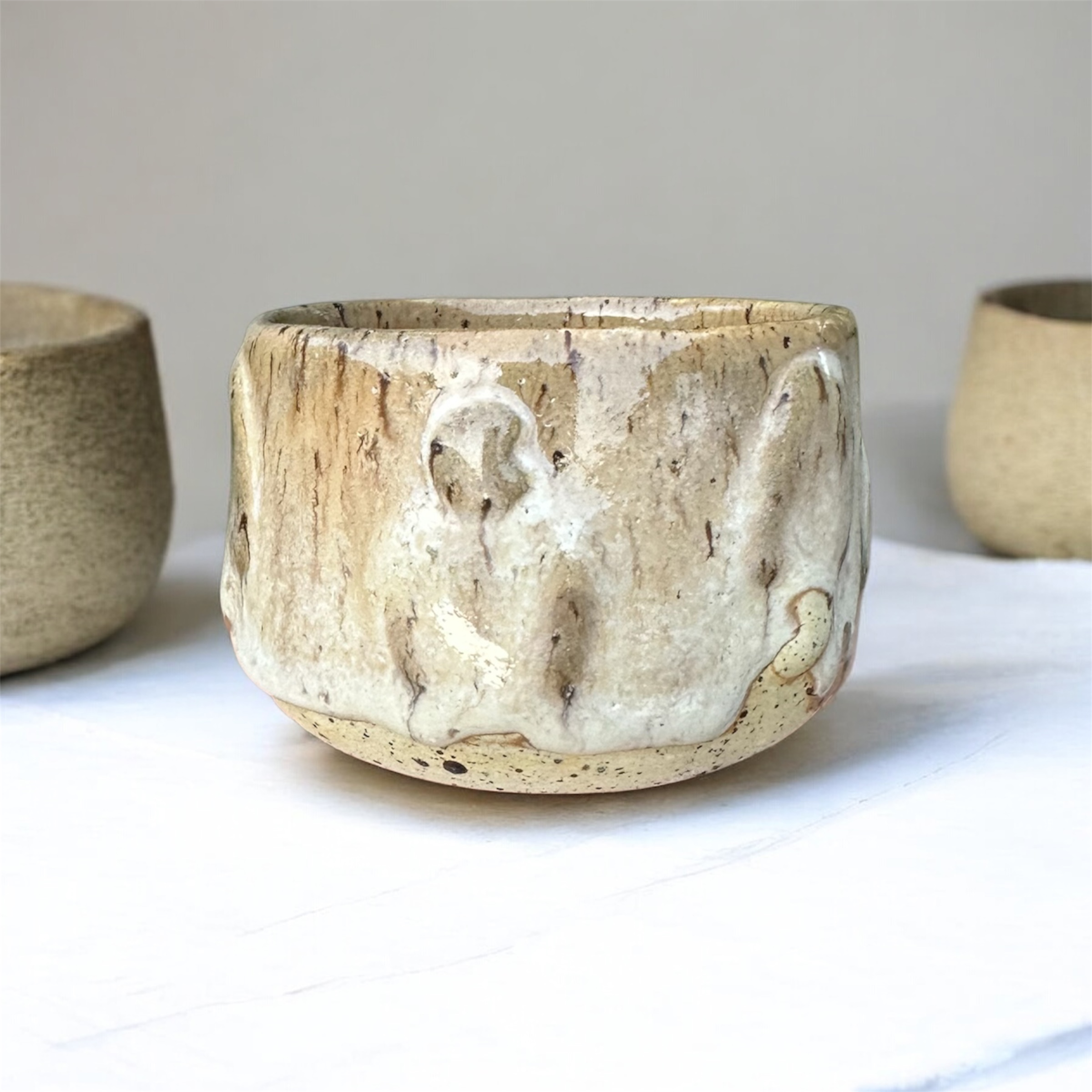 Xicara de cerâmica artesanal caju branca