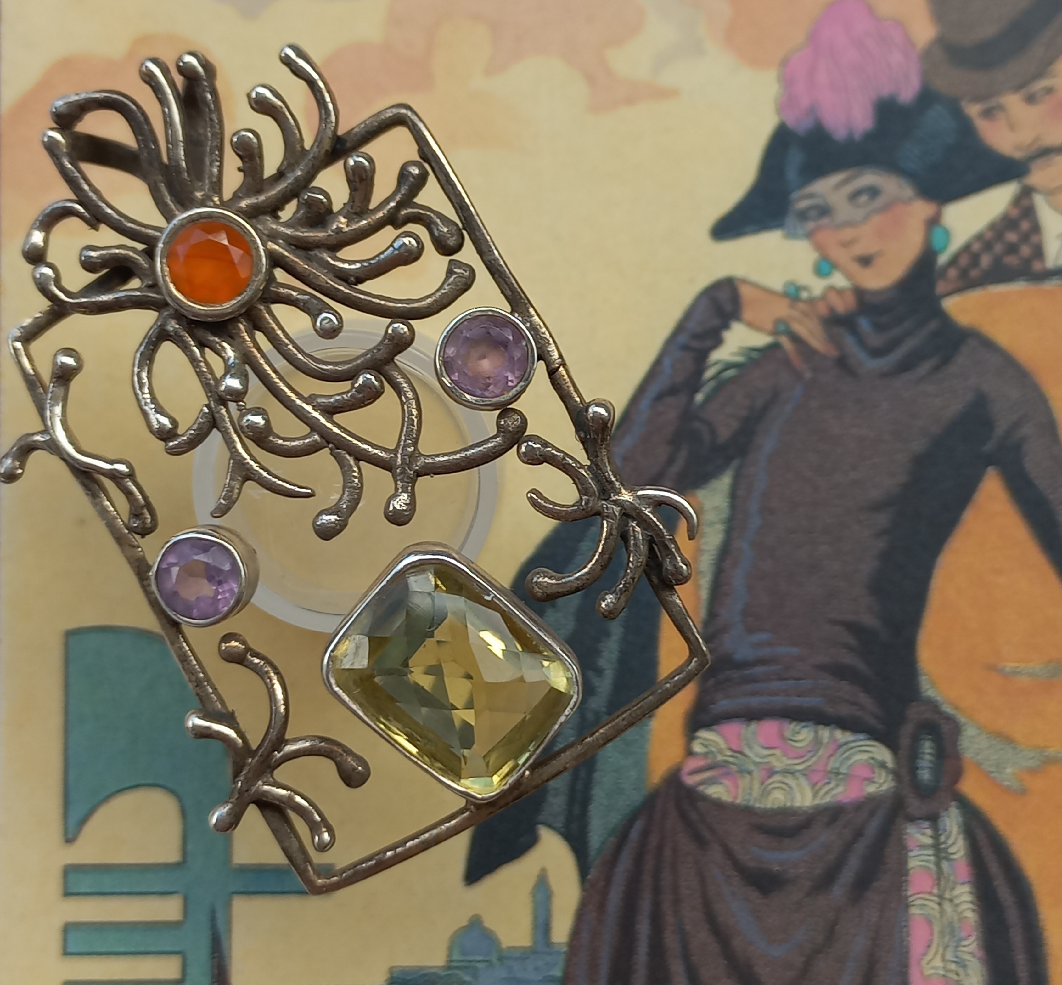 Ciondolo con gemme multicolor del design moderno 