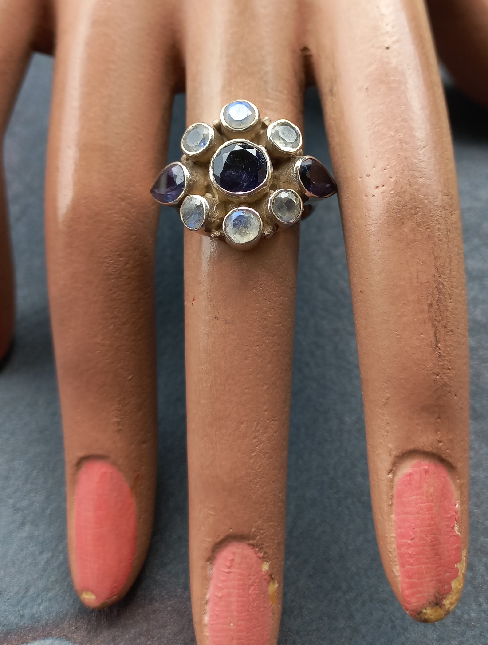 Anello con gemme blu scuro e pietre di luna