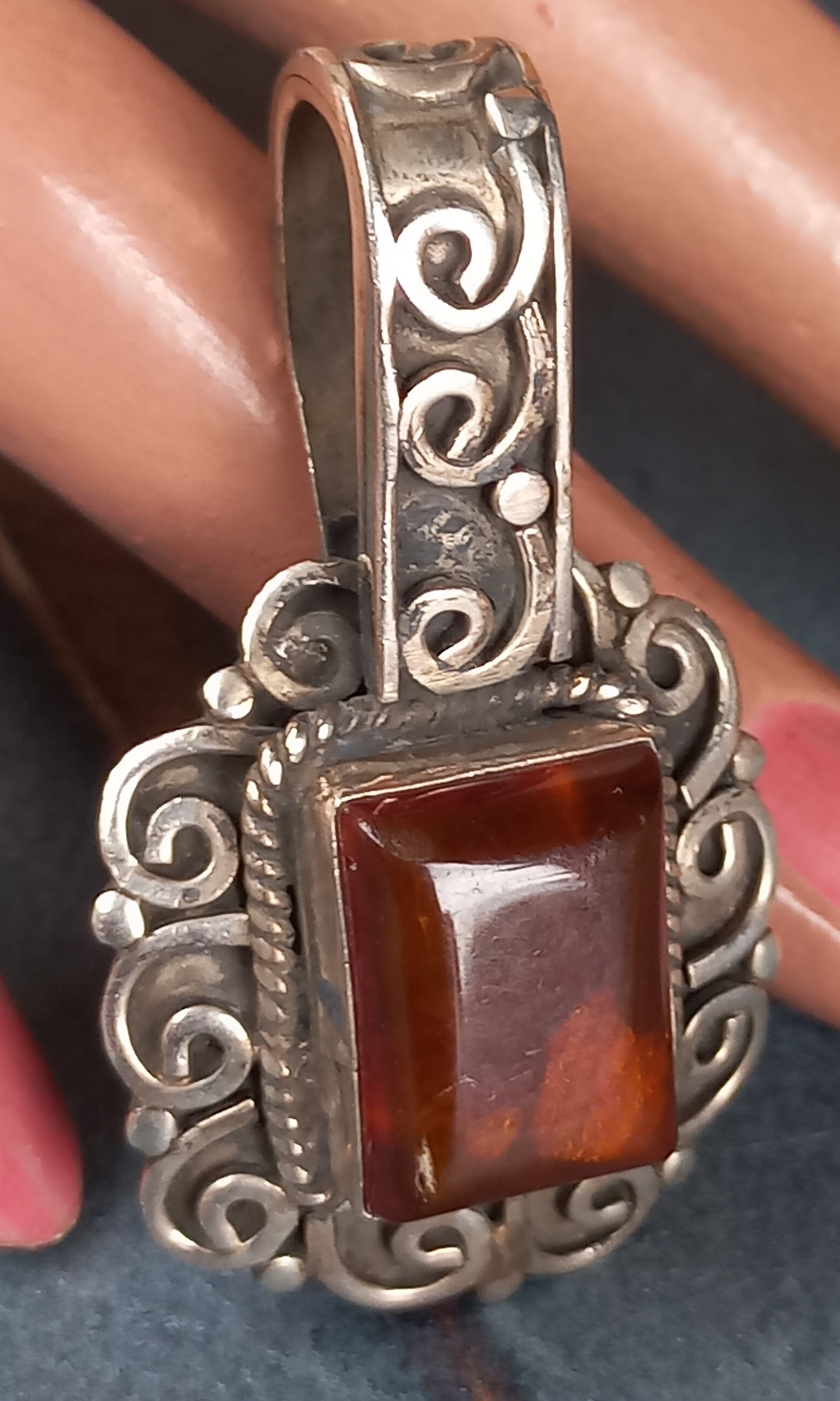 Pendente vintage con ambra e decori etnici