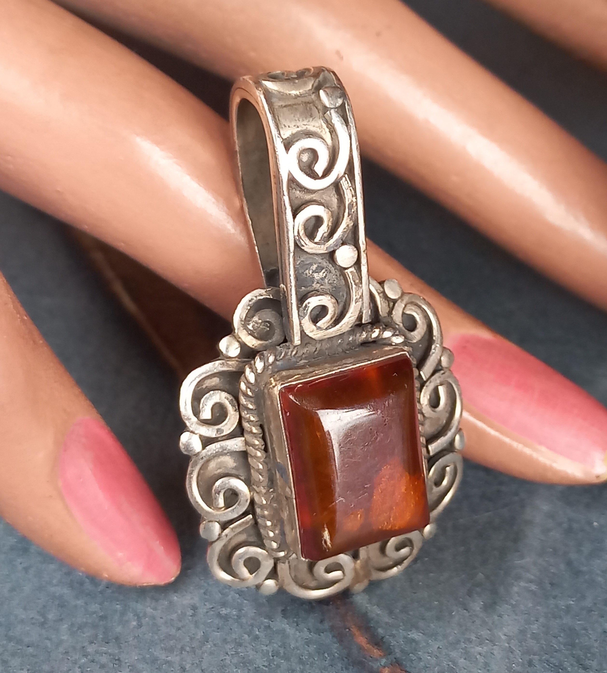 Pendente vintage con ambra e decori etnici