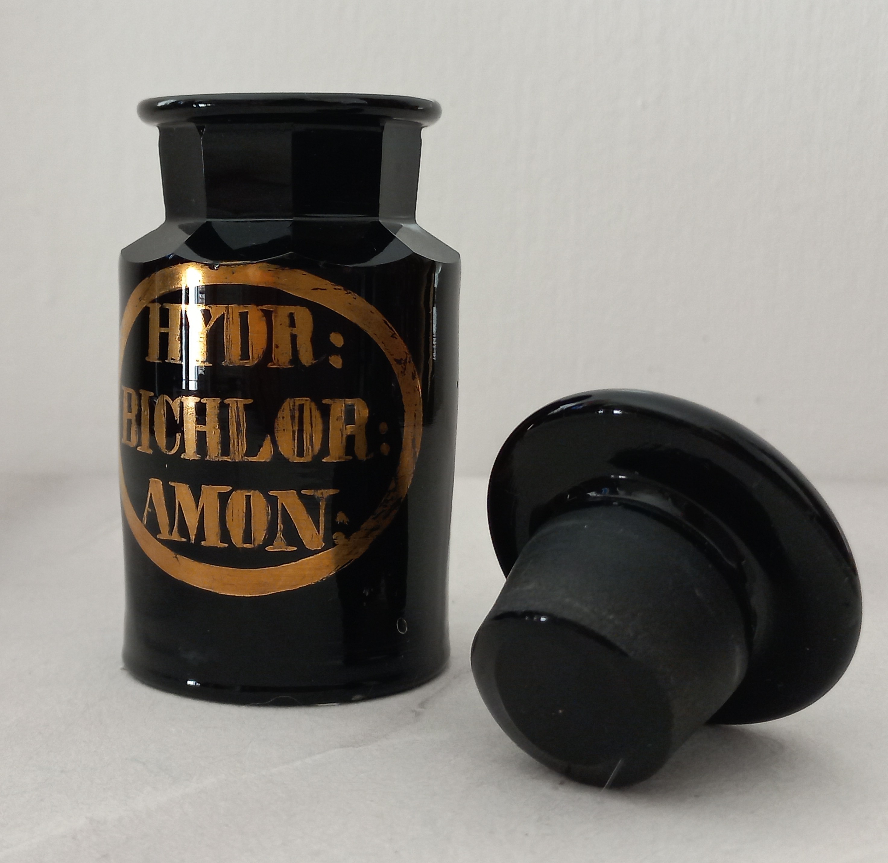 Vaso da farmacia antico " Hydr: Bichlor: Amon:" , ca. 1850