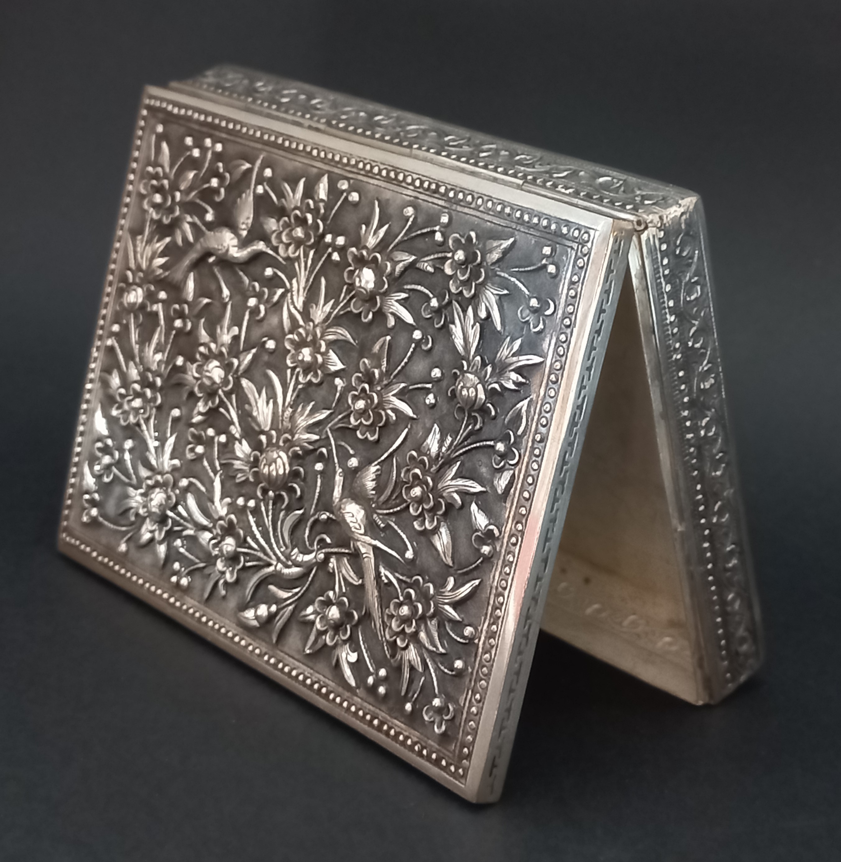 Scatola decorativa vintage con ornamenti floreali in rilievo 