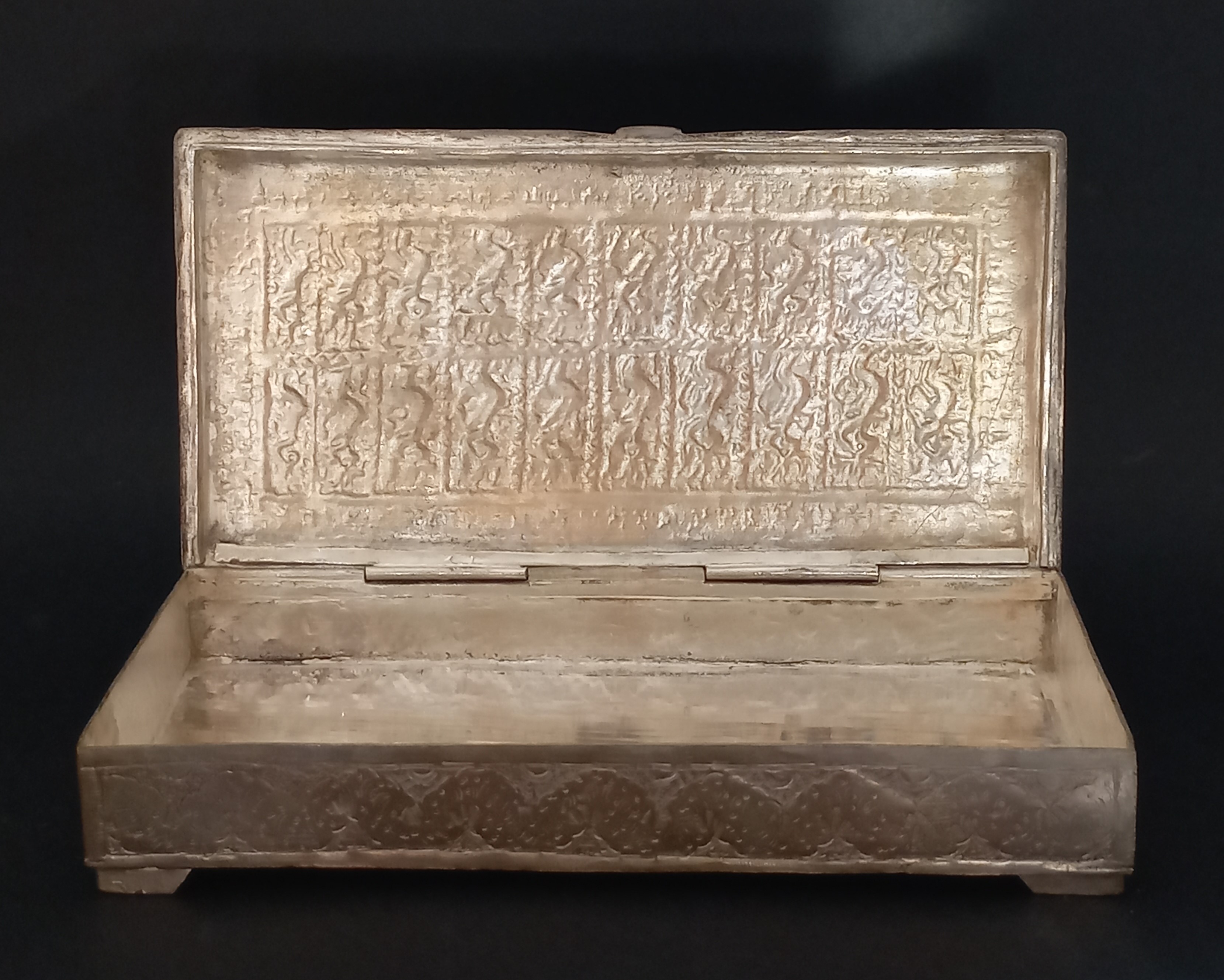 Scatola con coperchio orientale, rilievo con conigli danzanti