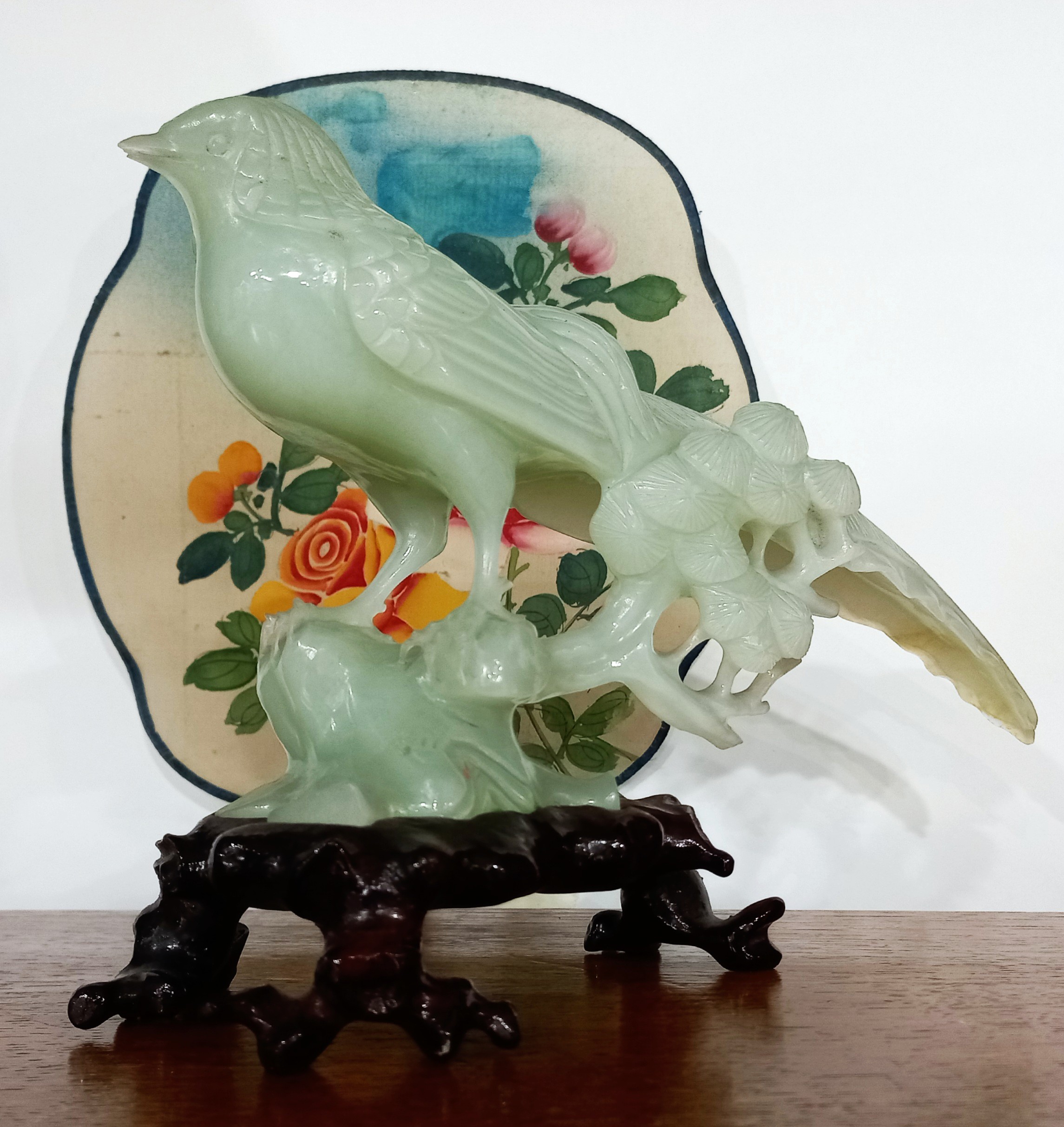 Fenice in Giada verde, scolpita a mano su piedistallo in legno scuro