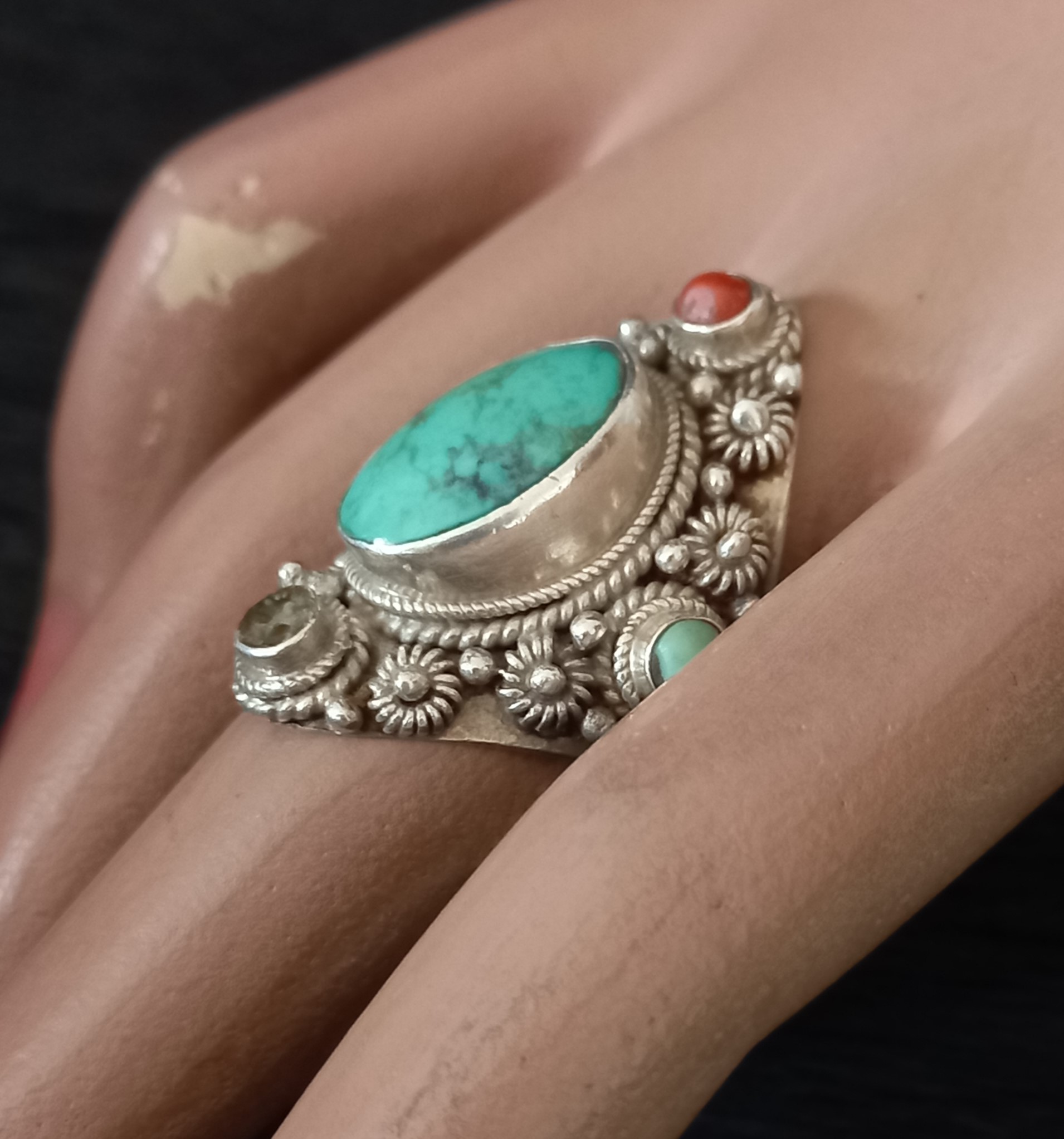 Anello etnico vintage, con turchese ovale e altre pietre dure