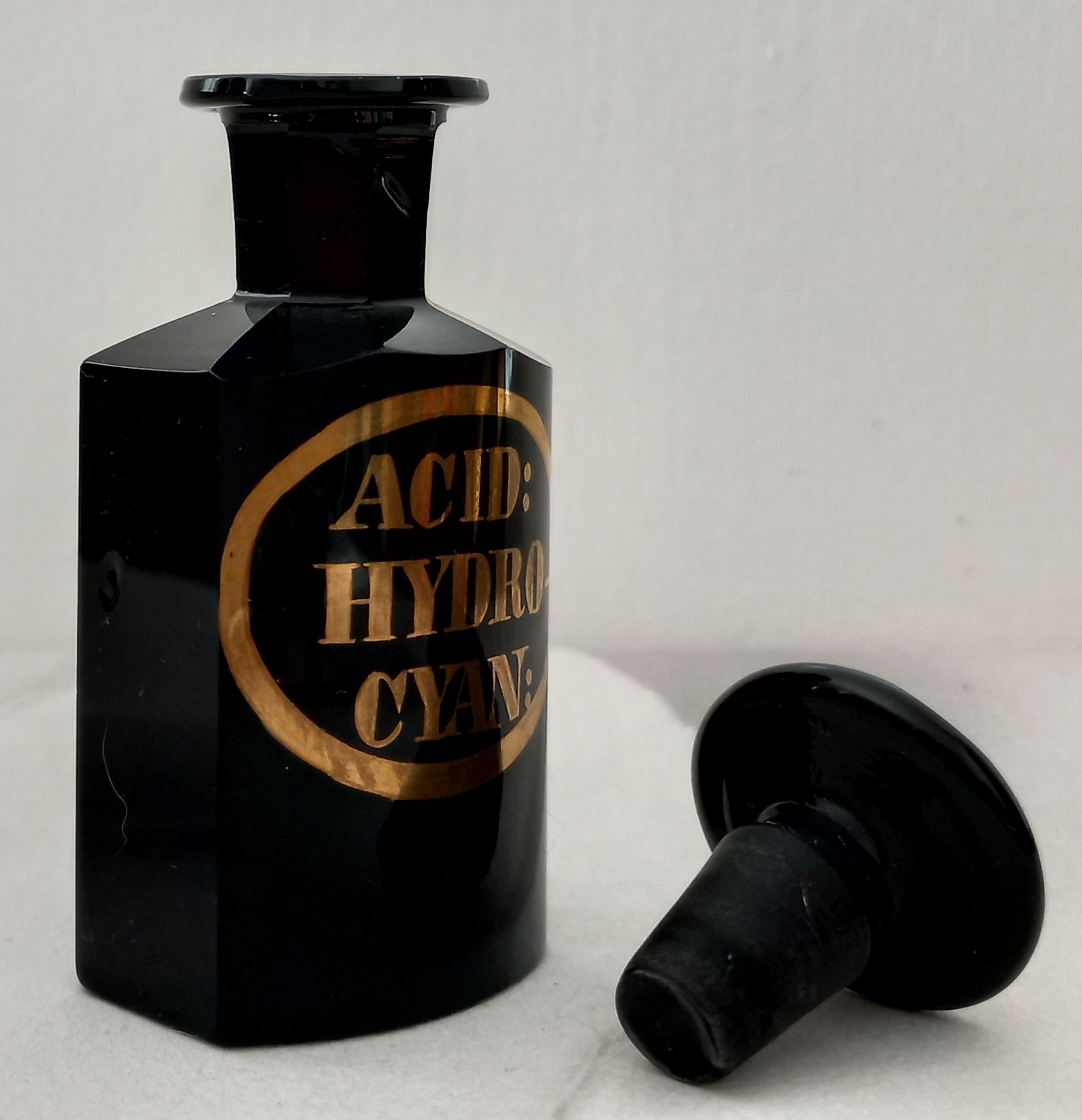 Vaso da farmacia " Acid: Hydrocyanic", ca. 1850