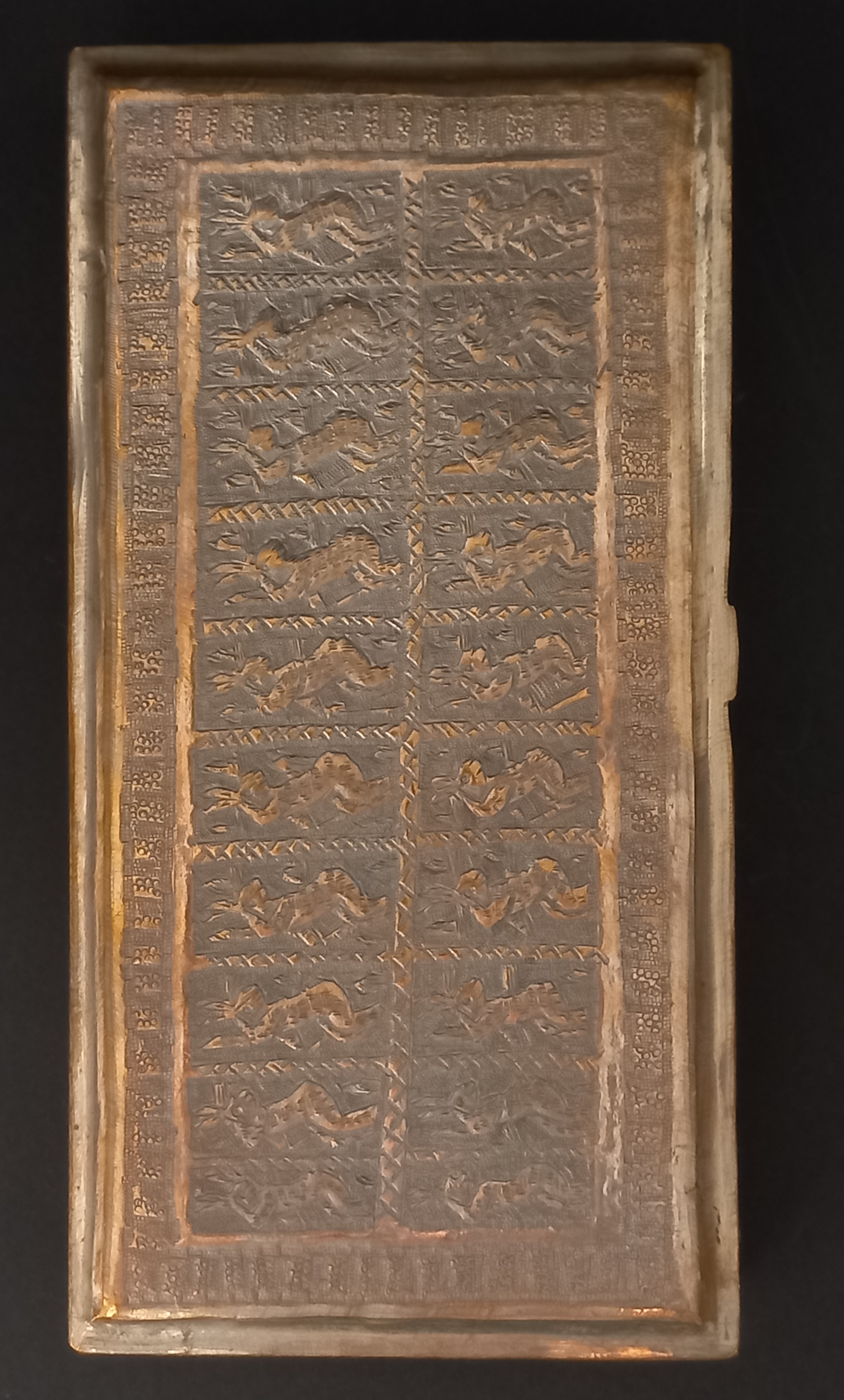 Scatola con coperchio orientale, rilievo con conigli danzanti